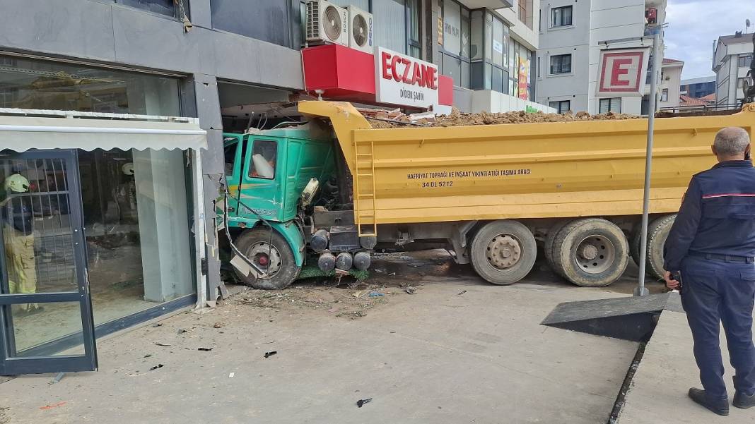 İstanbul'da kamyon eczaneye daldı! Çok sayıda yaralı var 5